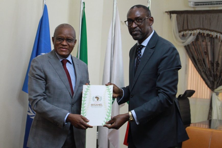 SEM Maman Sidikou, Haut Représentant de l’Union africaine pour le Mali et le Sahel présente sa lettre d’accréditation à SEM le Ministre des affaires étrangères et de la coopération du Mali, M. Abdoulaye Diop