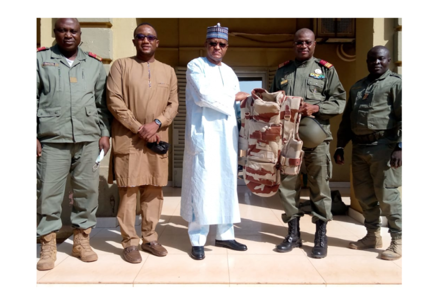 Le Haut Représentant de l’Union africaine pour le Mali et le Sahel, Son Excellence Maman Sambo Sidikou a procédé à la remise d’un lot de gilets par balles au Directeur des Services de Santé de l’Armée