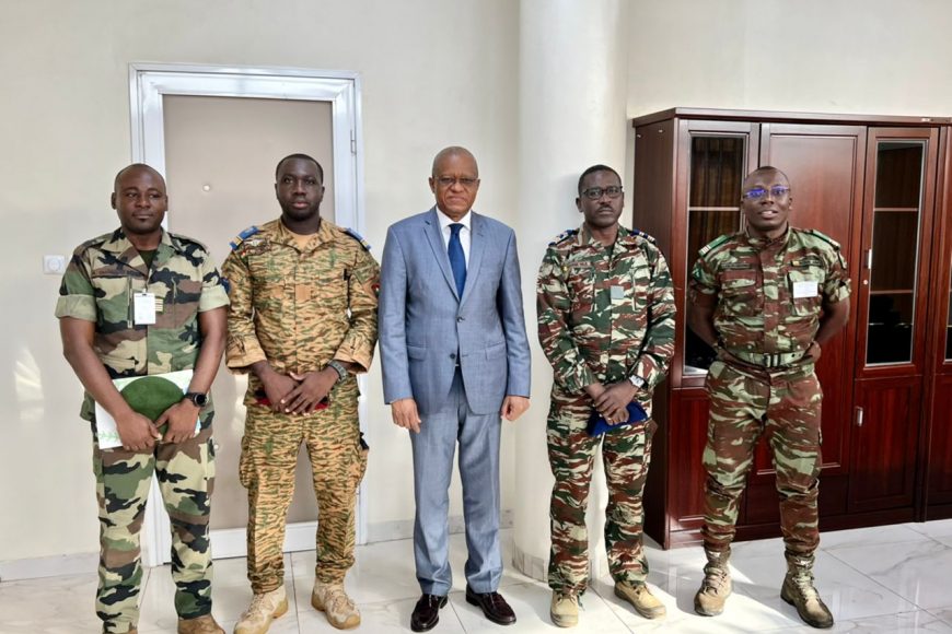 SEM Maman Sidikou a reçu au siège de la MISAHEL à Bamako, des officiers stagiaires en « Poste de Commandement Bataillon dans une mission de maintien de la Paix » de l’École de Maintien de la paix Alioune Blondin Beye de Bamako