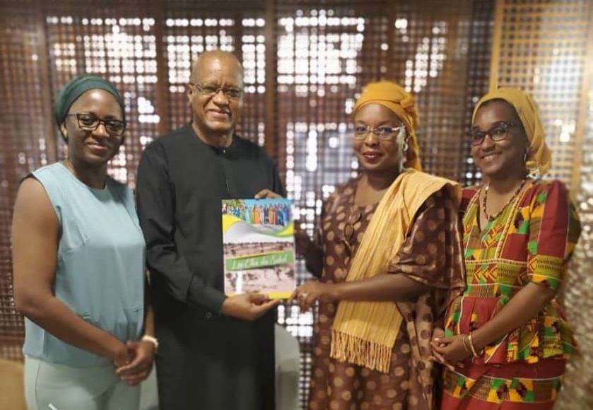 Le Haut Représentant, Chef de la MISAHEL, a échangé, ce 08 juin 2023 à Nouakchott, avec Mme Edwige Ninon Yaméogo/Sankara, Coprésidente du Réseau « Les Elles du Sahel » accompagnée de Mme Oumou Kane, membre du Réseau.